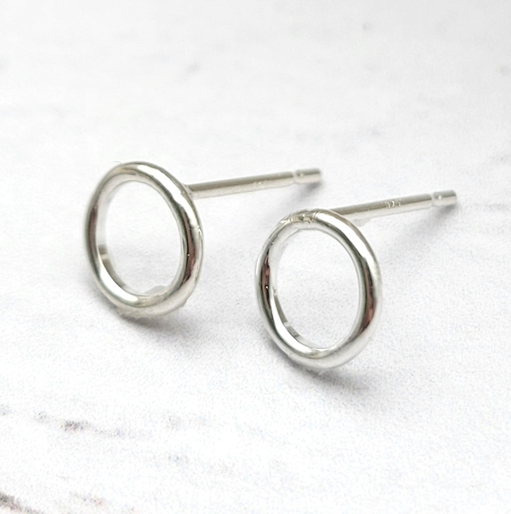 Brooke - Small Silver Circle Studs Earrings Bijou by SAM