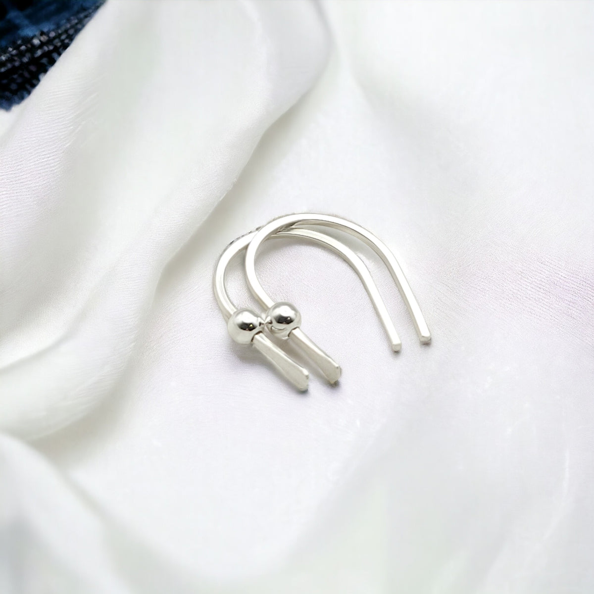 Hugs - Silver or Gold Tiny Threaders